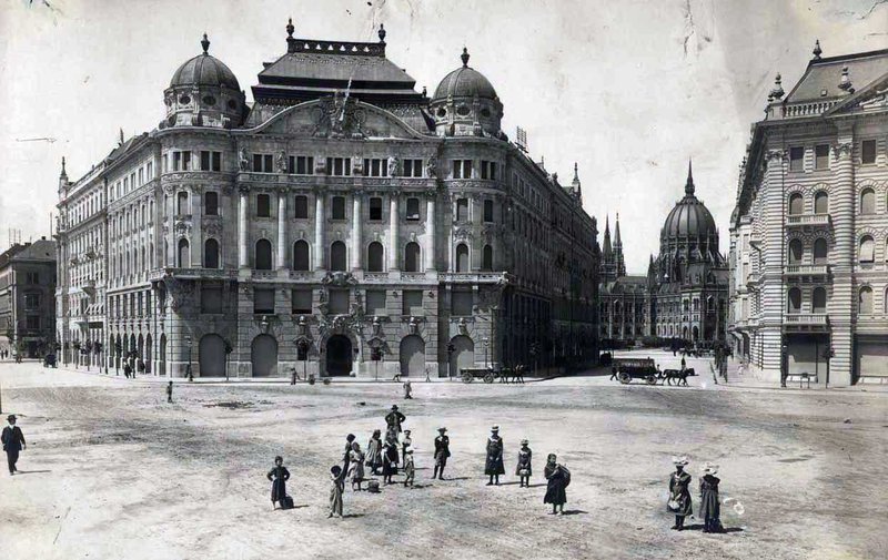 adria_Az Adria-palota 1900 után, a háttérben jól látható a Parlament.jpg
